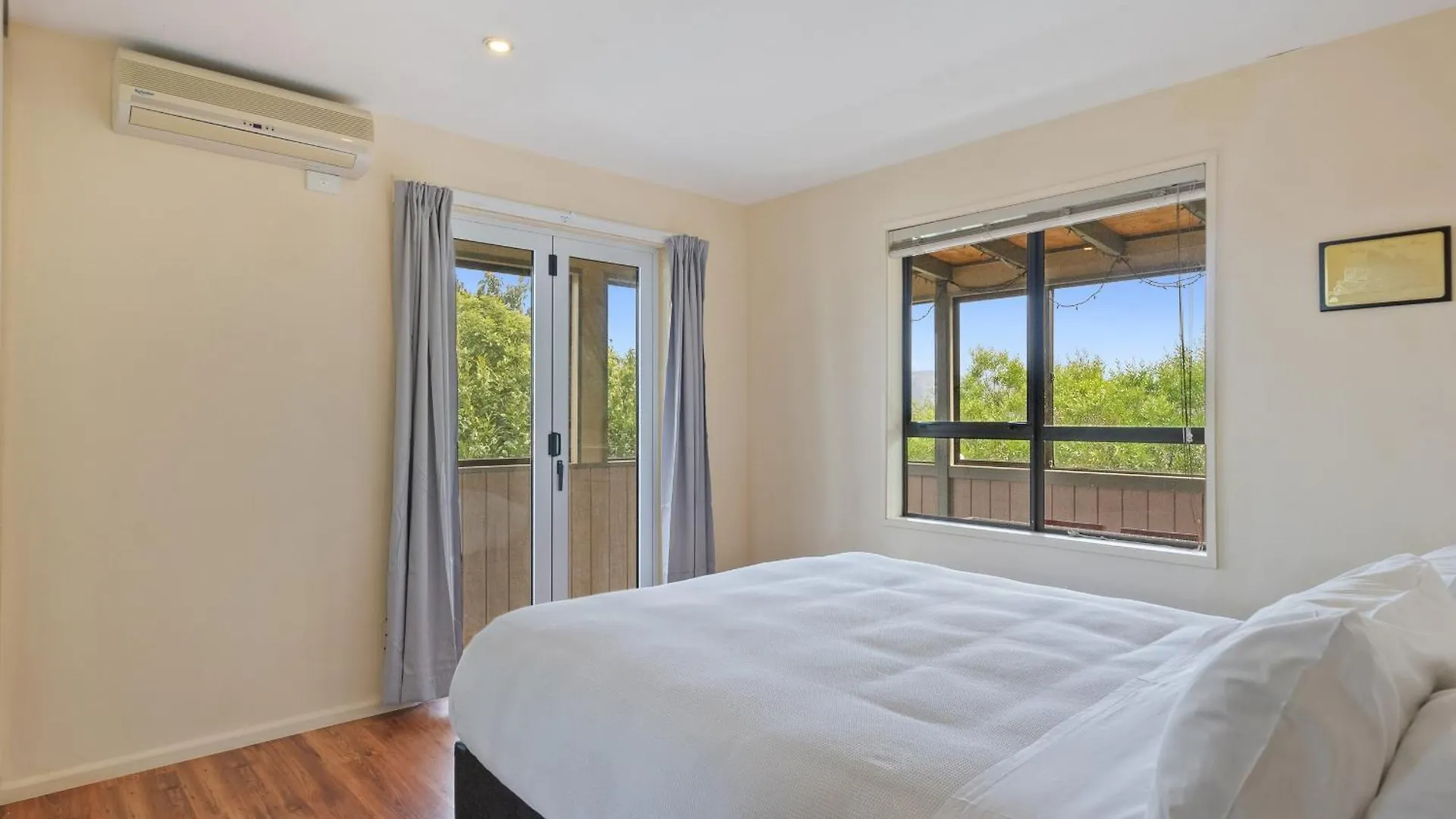 Relax On Queens - Waikanae Beach Holiday Home