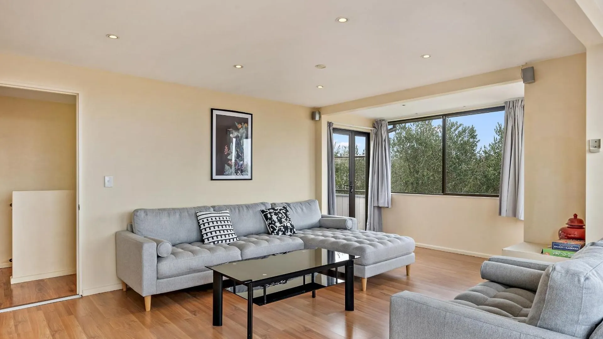 Relax On Queens - Waikanae Beach Holiday Home New Zealand
