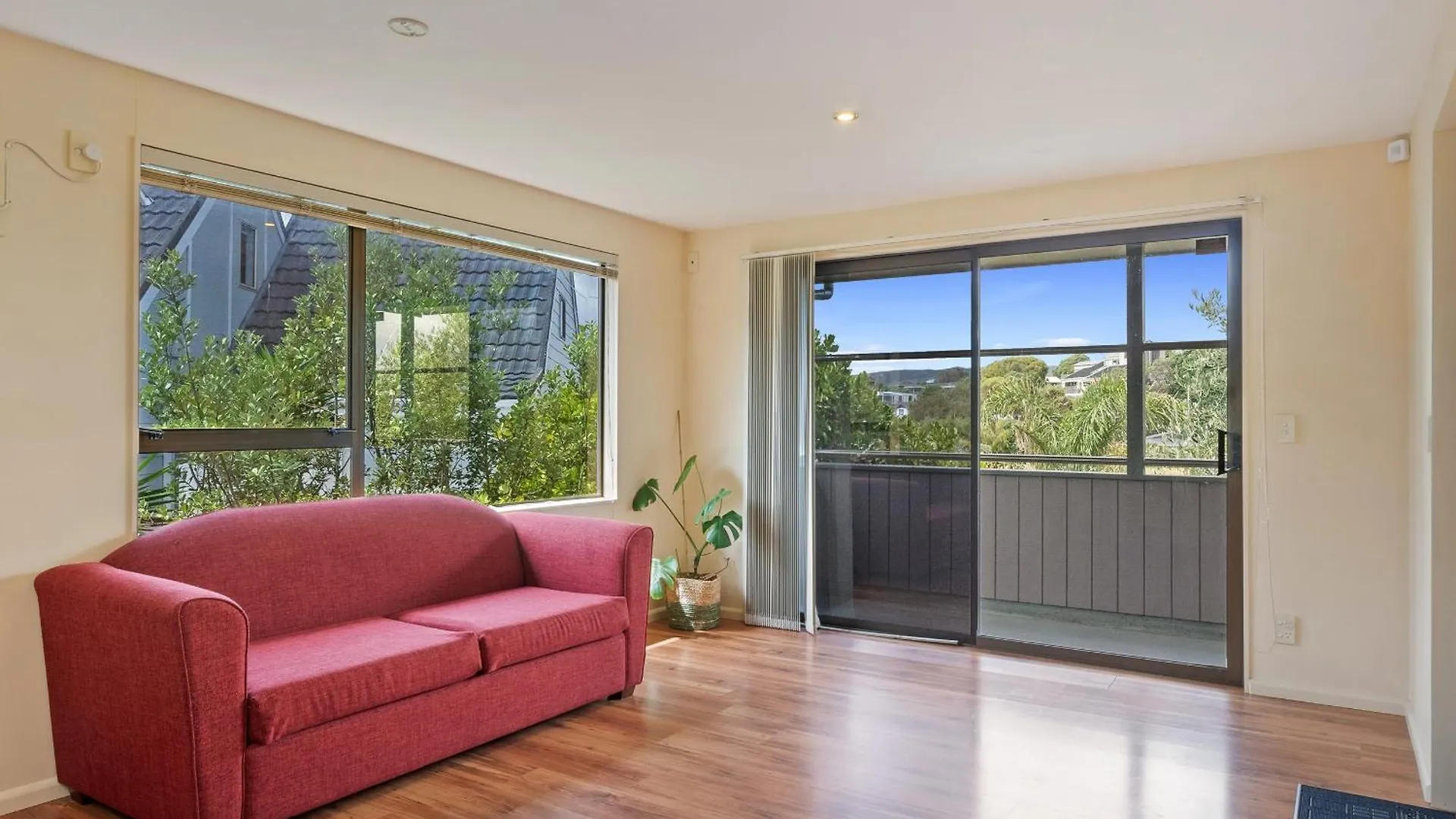 Relax On Queens - Waikanae Beach Holiday Home New Zealand