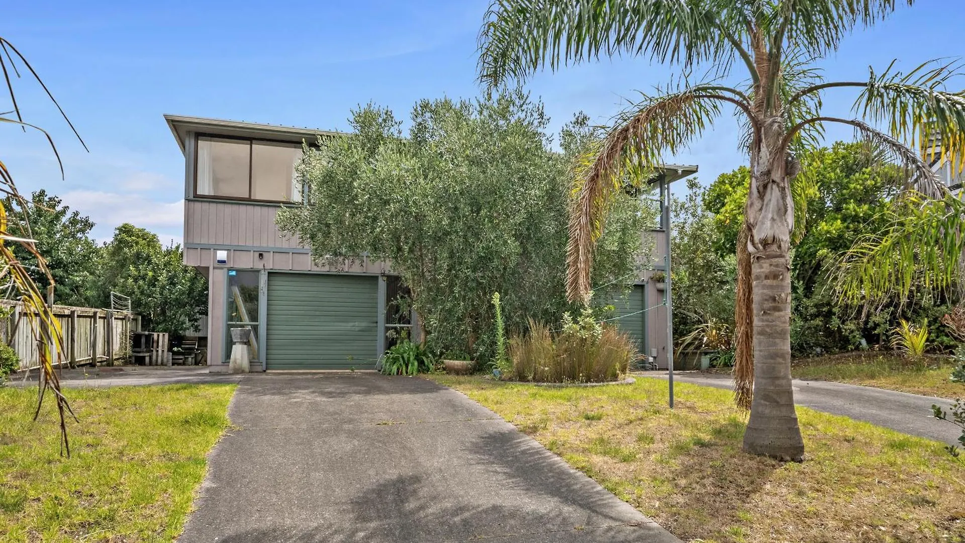 Relax On Queens - Waikanae Beach Holiday Home